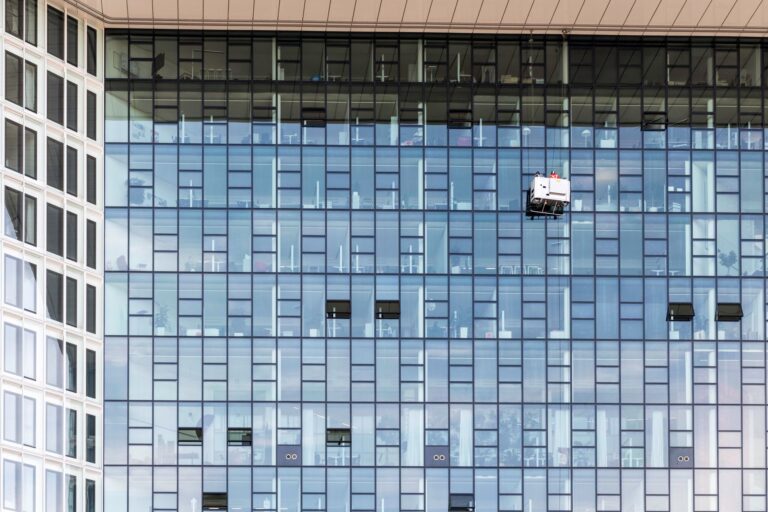 Professionelle Reinigungsutensilien in einem modernen Büro