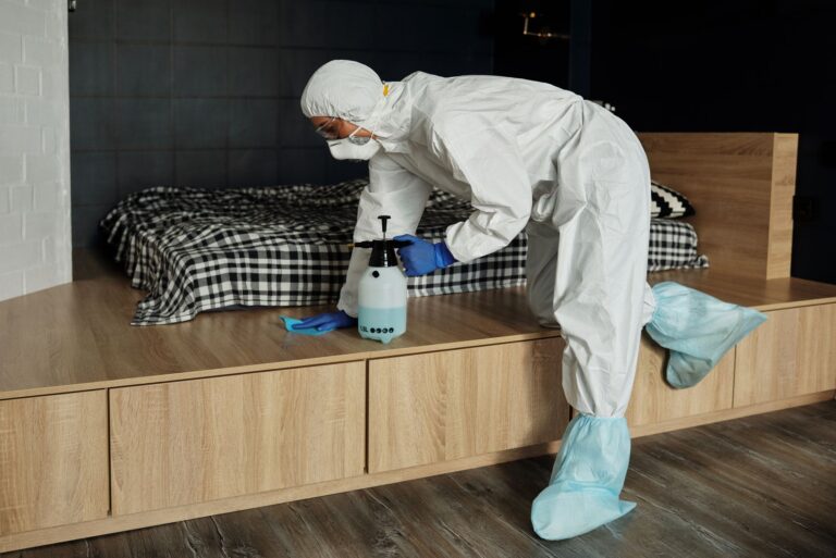 Professionelle Reinigung eines Treppenhauses in einem Mehrfamilienhaus