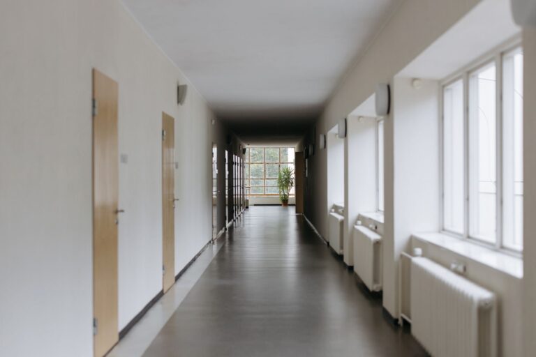 Professionelle Reinigung eines Treppenhauses in einem Mehrfamilienhaus