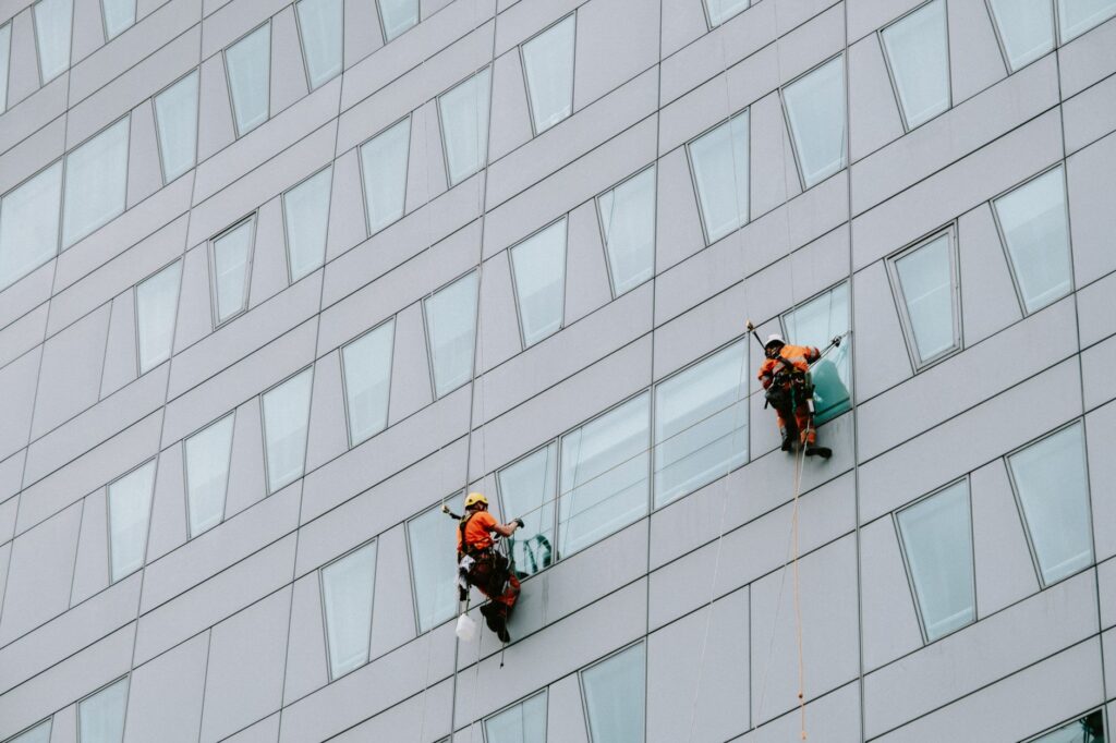 Professionelle Reinigungsgeräte für die Bauendreinigung auf einer Baustelle