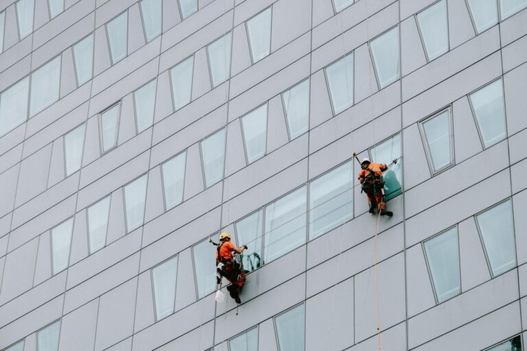 Professionelle Reinigungsgeräte für die Bauendreinigung auf einer Baustelle