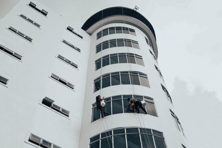 Professionelle Glasreinigung an einer modernen Bürofassade