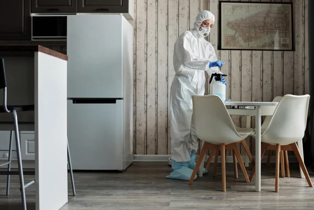Professionelle Reinigungskräfte bei der hygienischen Reinigung einer Arztpraxis