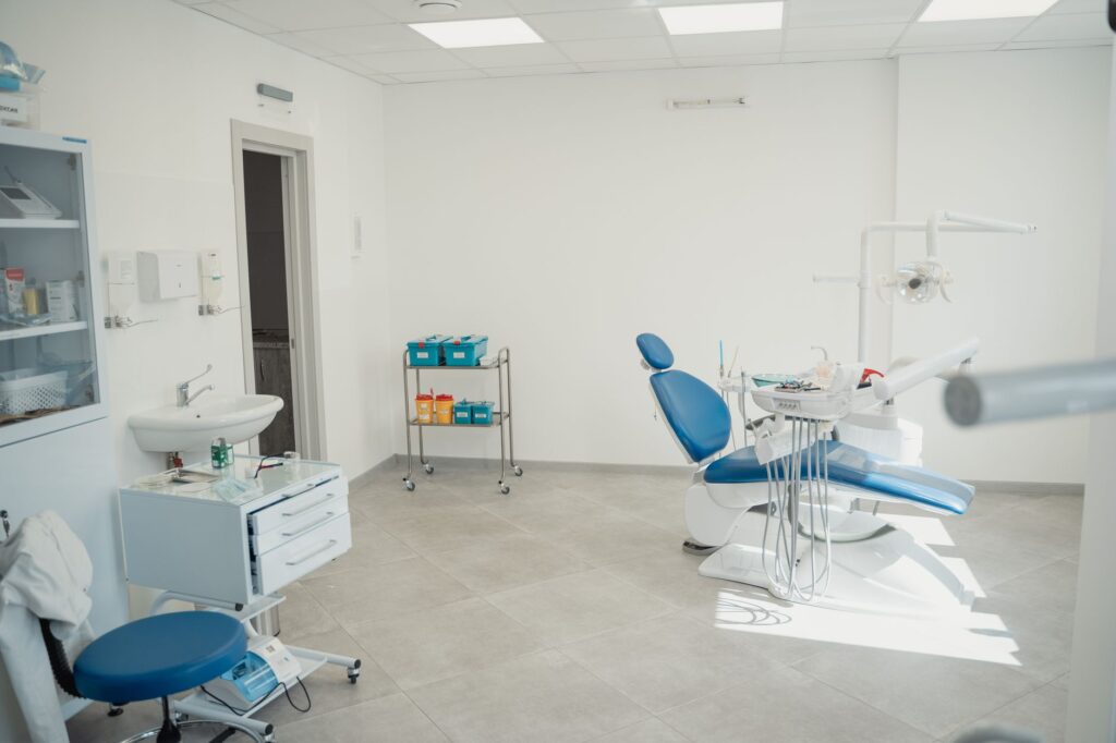 Professionelle Reinigungsausrüstung in einer modernen Arztpraxis