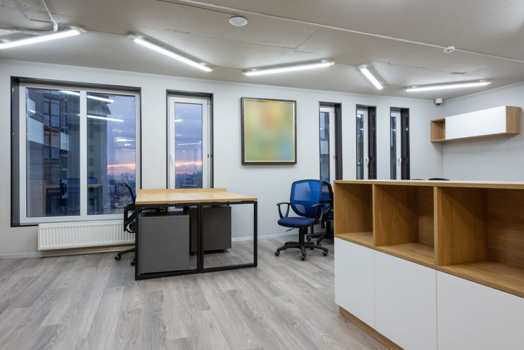 Professionelle Reinigungskraft bei der Büroreinigung in einem modernen Arbeitsumfeld