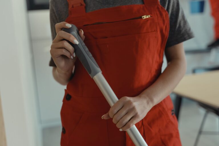 Professionelle Reinigung eines Treppenhauses in einem Mehrfamilienhaus