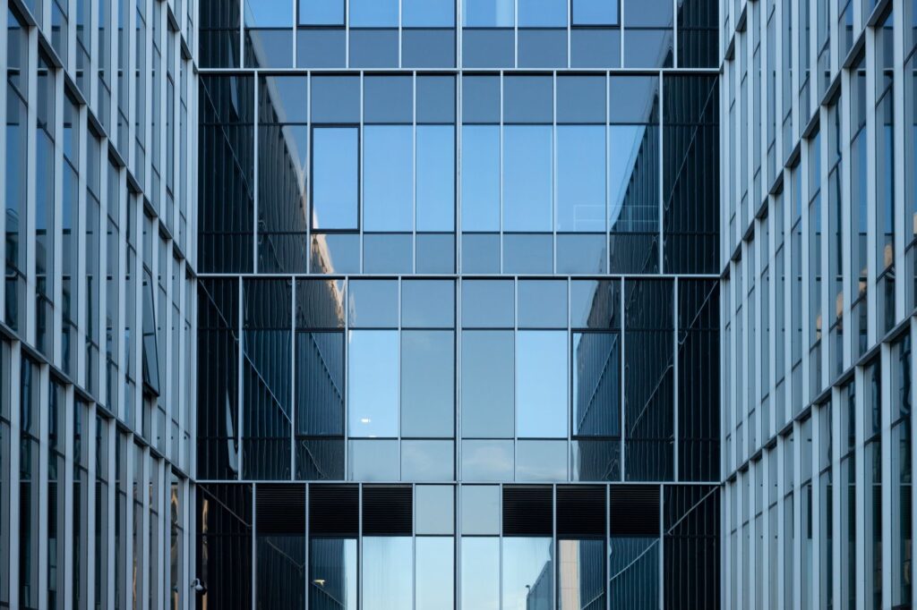 Moderne Glasfassade eines Bürogebäudes bei Tageslicht