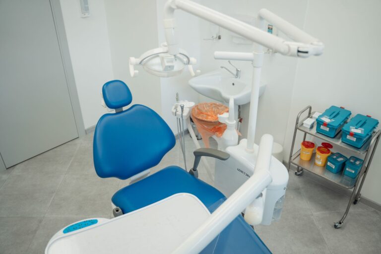 Professionelle Reinigung einer Arztpraxis mit Fokus auf hygienische Oberflächen
