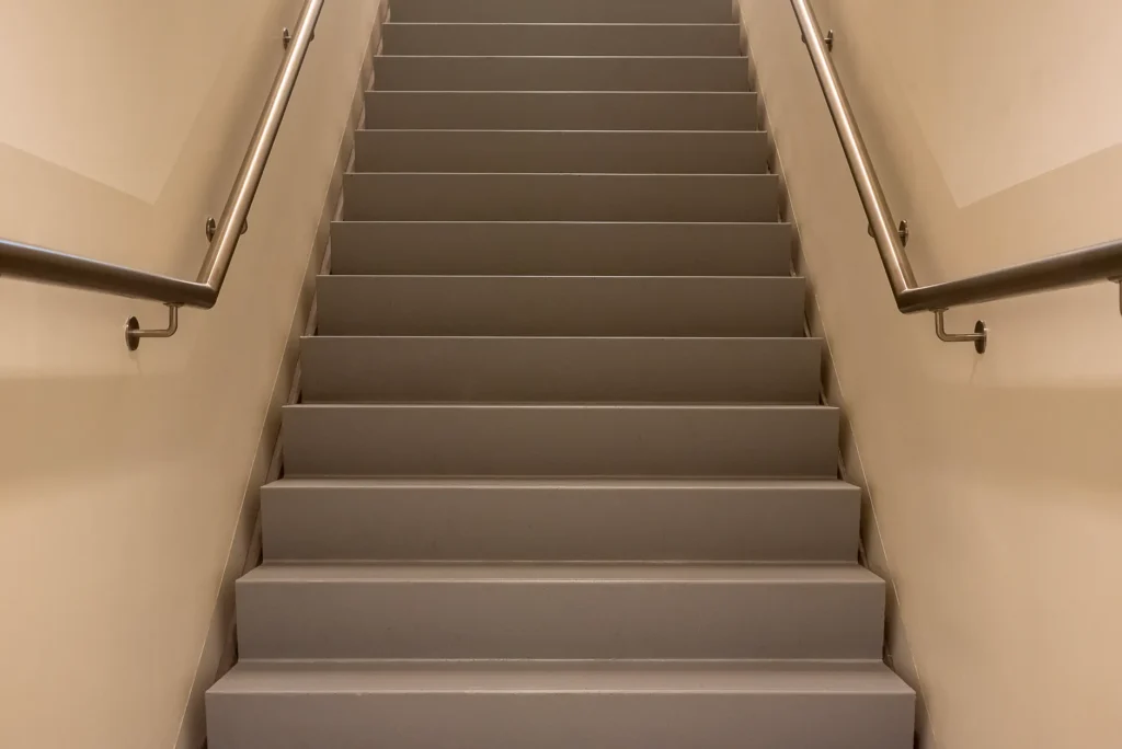 Ein sauberes und gepflegtes Treppenhaus in einem modernen Mehrfamilienhaus.