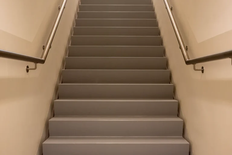 Ein sauberes und gepflegtes Treppenhaus in einem modernen Mehrfamilienhaus.