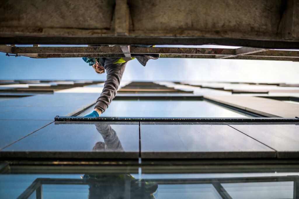 Professionelle Glasreinigung an einer modernen Bürofassade