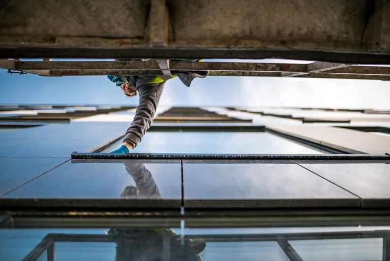 Professionelle Glasreinigung an einer modernen Bürofassade