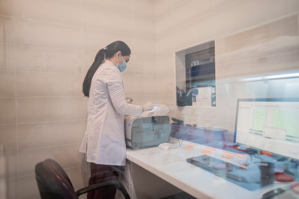 Professionelle Reinigung einer modernen Arztpraxis mit Fokus auf Hygiene