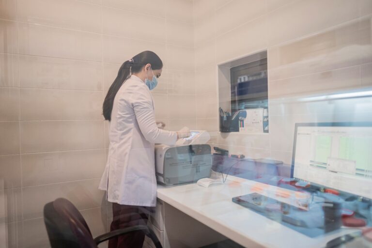 Professionelle Reinigung einer modernen Arztpraxis mit Fokus auf Hygiene
