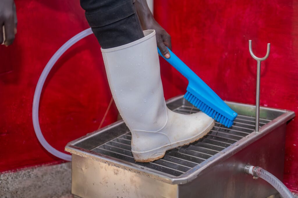 Professionelle Reinigungsgeräte für eine gründliche Bauendreinigung auf einer Baustelle