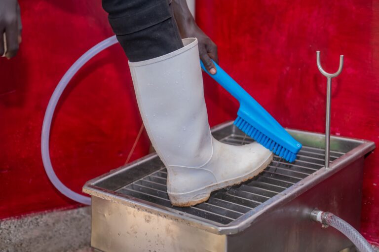 Professionelle Reinigungsgeräte für eine gründliche Bauendreinigung auf einer Baustelle