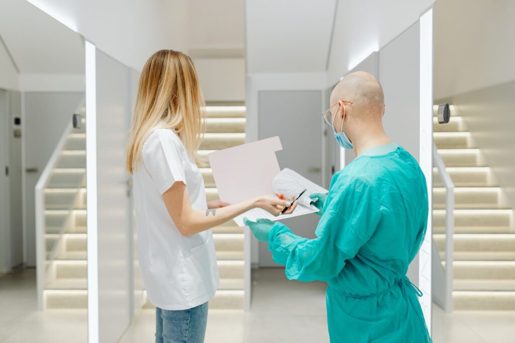 Professionelle Reinigungskräfte in einer modernen Klinik