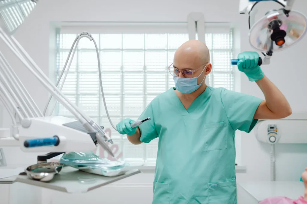 Professionelle Reinigung einer Arztpraxis mit Fokus auf hygienische Oberflächen