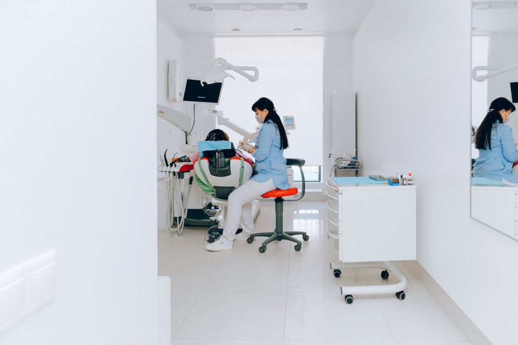 Professionelle Reinigung einer Arztpraxis mit Fokus auf hygienische Oberflächen