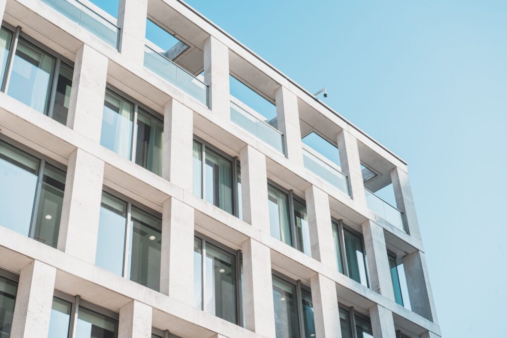 Professionelle Reinigung von großen Glasfronten an einem modernen Bürogebäude