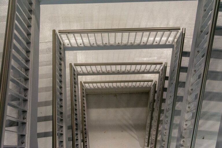 Ein sauberes und gepflegtes Treppenhaus in einem Mehrfamilienhaus
