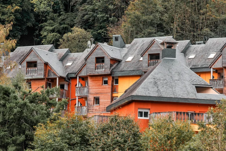 Professionelle Reinigung und Instandhaltung einer Außenanlage im Herbst