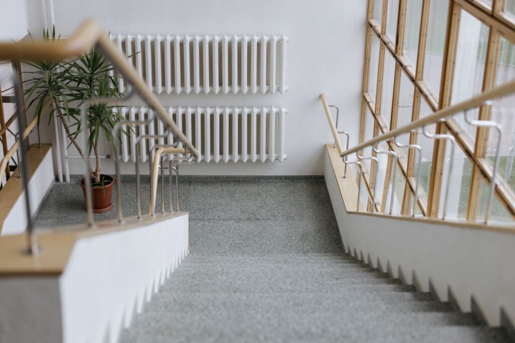 Ein sauberes und gepflegtes Treppenhaus in einem Mehrfamilienhaus
