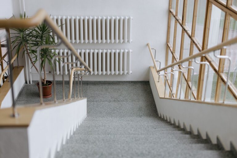 Ein sauberes und gepflegtes Treppenhaus in einem Mehrfamilienhaus