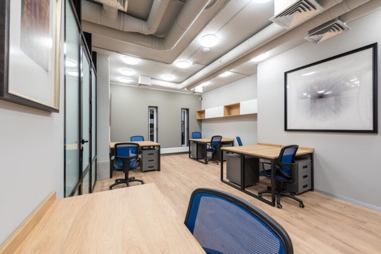 Professionelle Gebäudereinigung in einem modernen Büro- oder Praxisgebäude